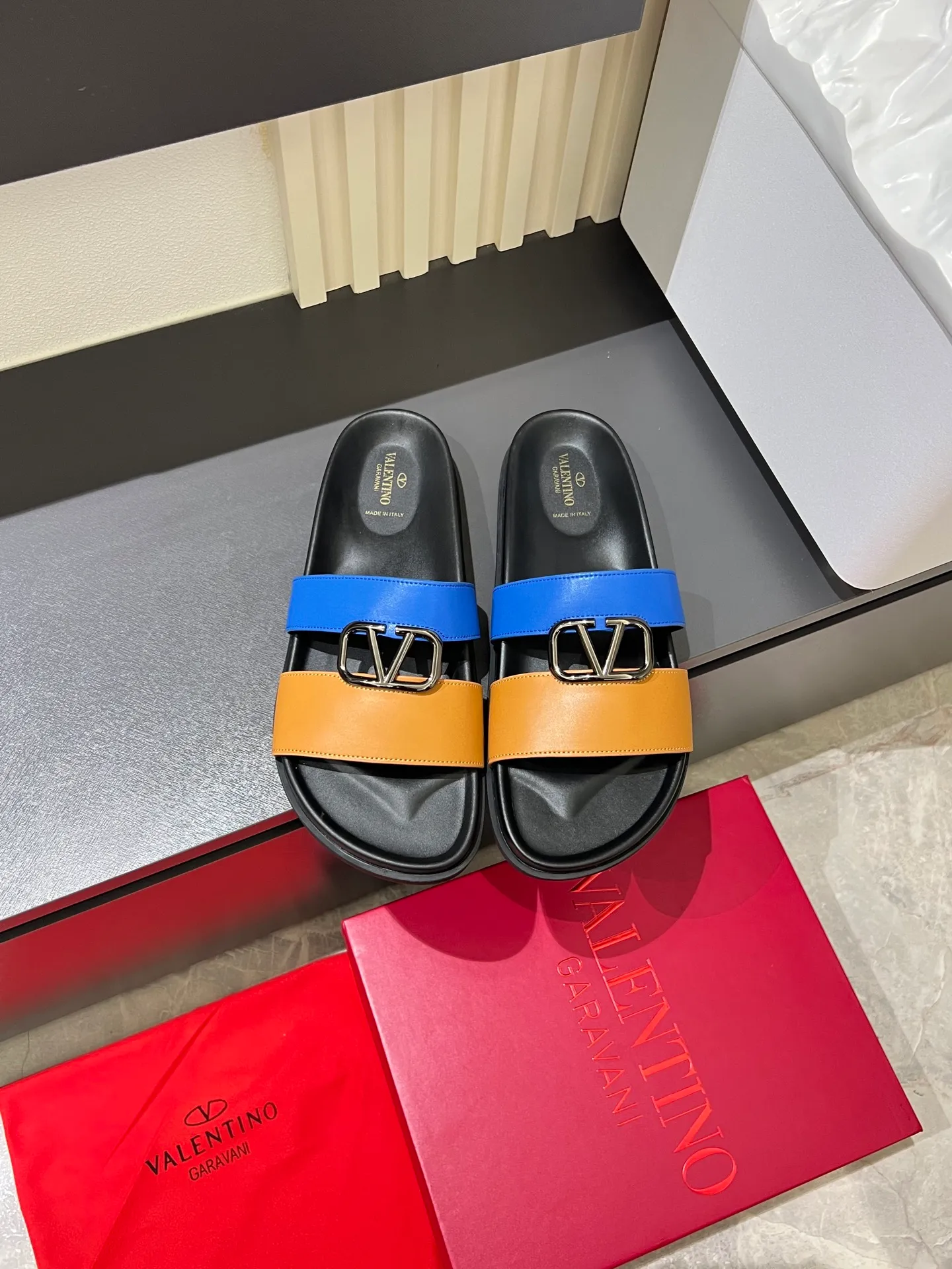 Men's shoes 💰p300 VALENTINO Men's 🧍‍♂️ Spring and summer new style metal logo flat slippers, elegant sandals, the same style worn by celebrities, original molding, imported calfskin. Rubber outsole. Soft and durable, full set of counter packaging size: 39-44 (.45.46 customized)